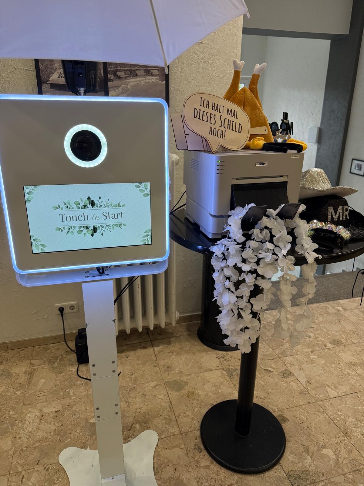 Fotobox mit Hochzeitsrequisiten und Druckstation