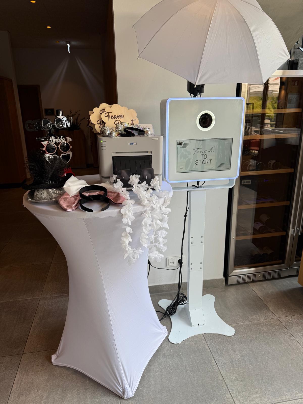 Fotobox mit Requisitentisch und Sofortdrucker bei einer Hochzeit