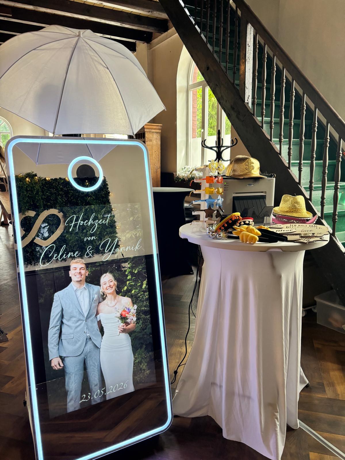 Fotospiegel mit Requisitentisch bei einer Hochzeit