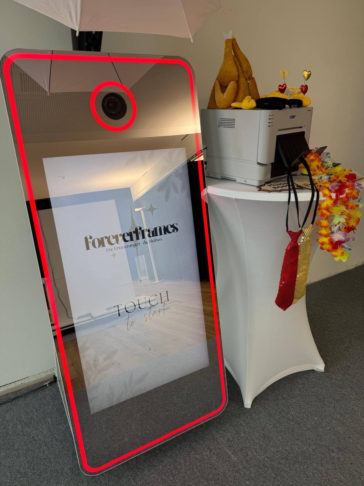 Fotospiegel mit roter Beleuchtung und Sofortdrucker