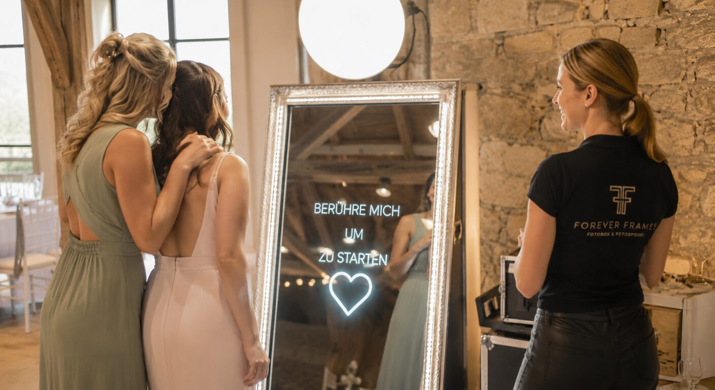 Forever Frames Team betreut Gäste am beleuchteten Fotospiegel – Fotobox mieten in Dortmund